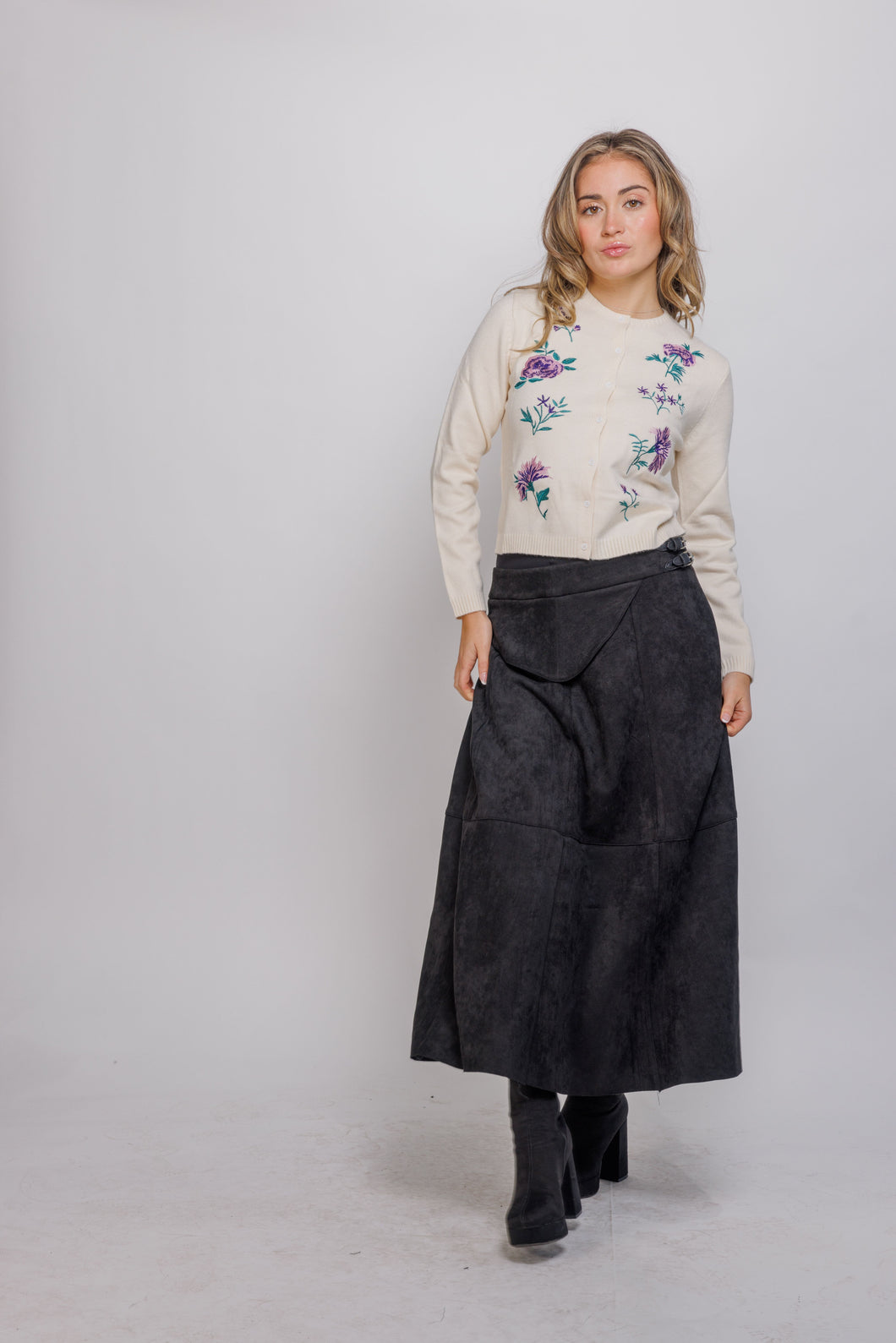 IV CREWNECK CARDIGAN WITH EMBROIDERED FLOWERS