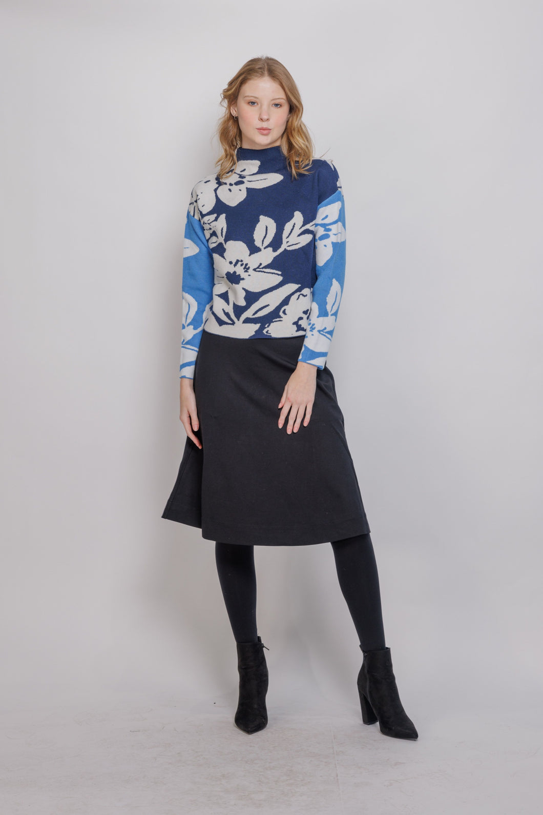 IV COLORBLOCK FLOWER SWEATER