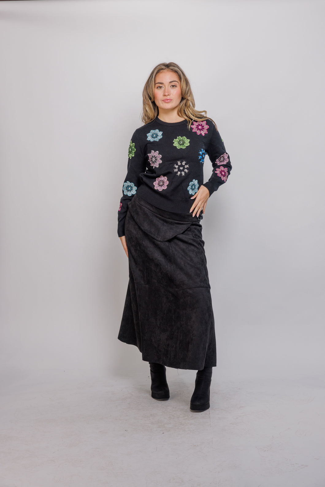 IV EMBOIDERED FLOWER SWAETER