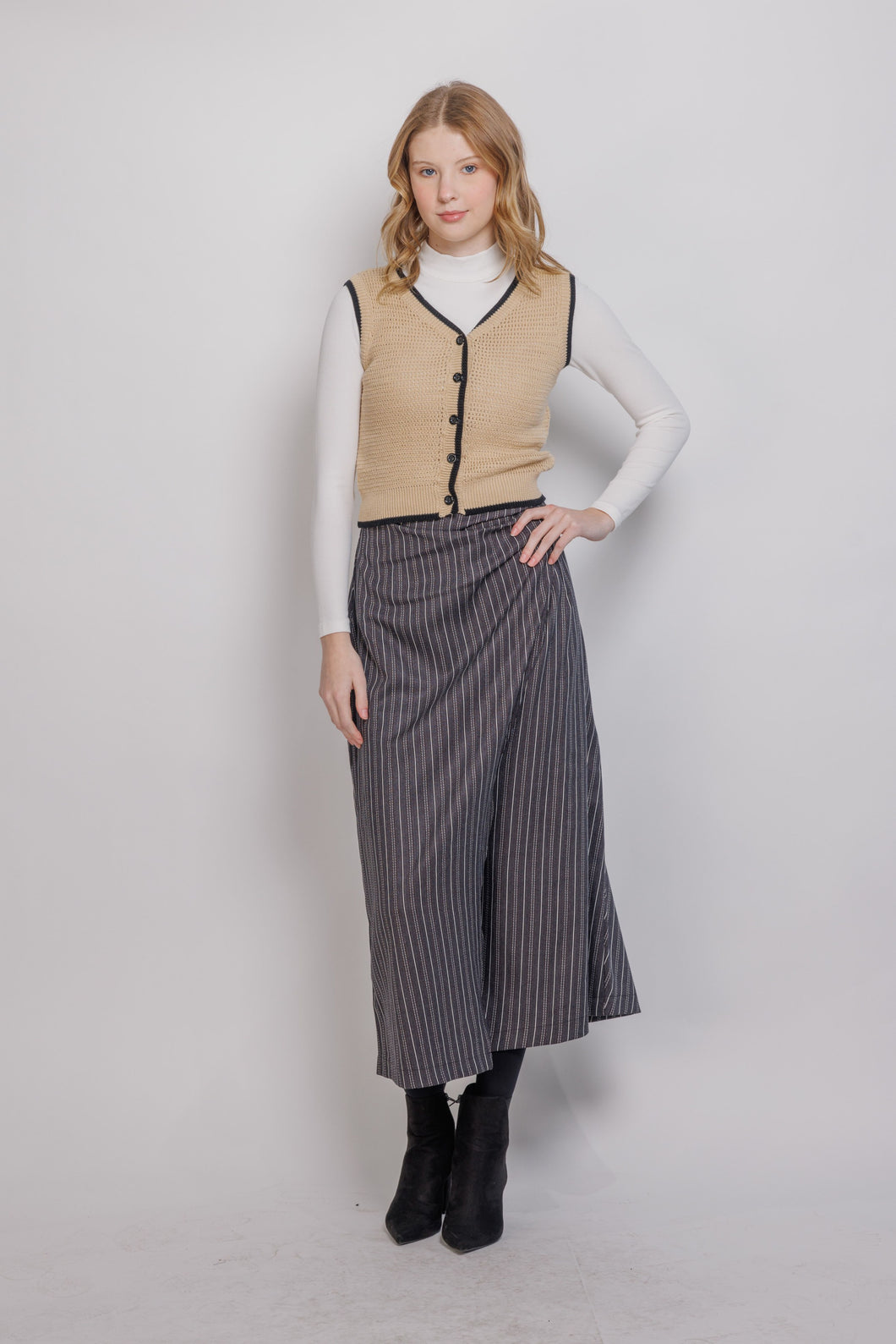 IV V NECK BUTTON FRONT OPEN WEAVE VEST