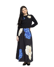 Load image into Gallery viewer, LI SWEATER WITH BLUE AND YELLOW FLOWER
