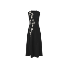 Load image into Gallery viewer, J FLORAL EMBROIDERED JUMPER
